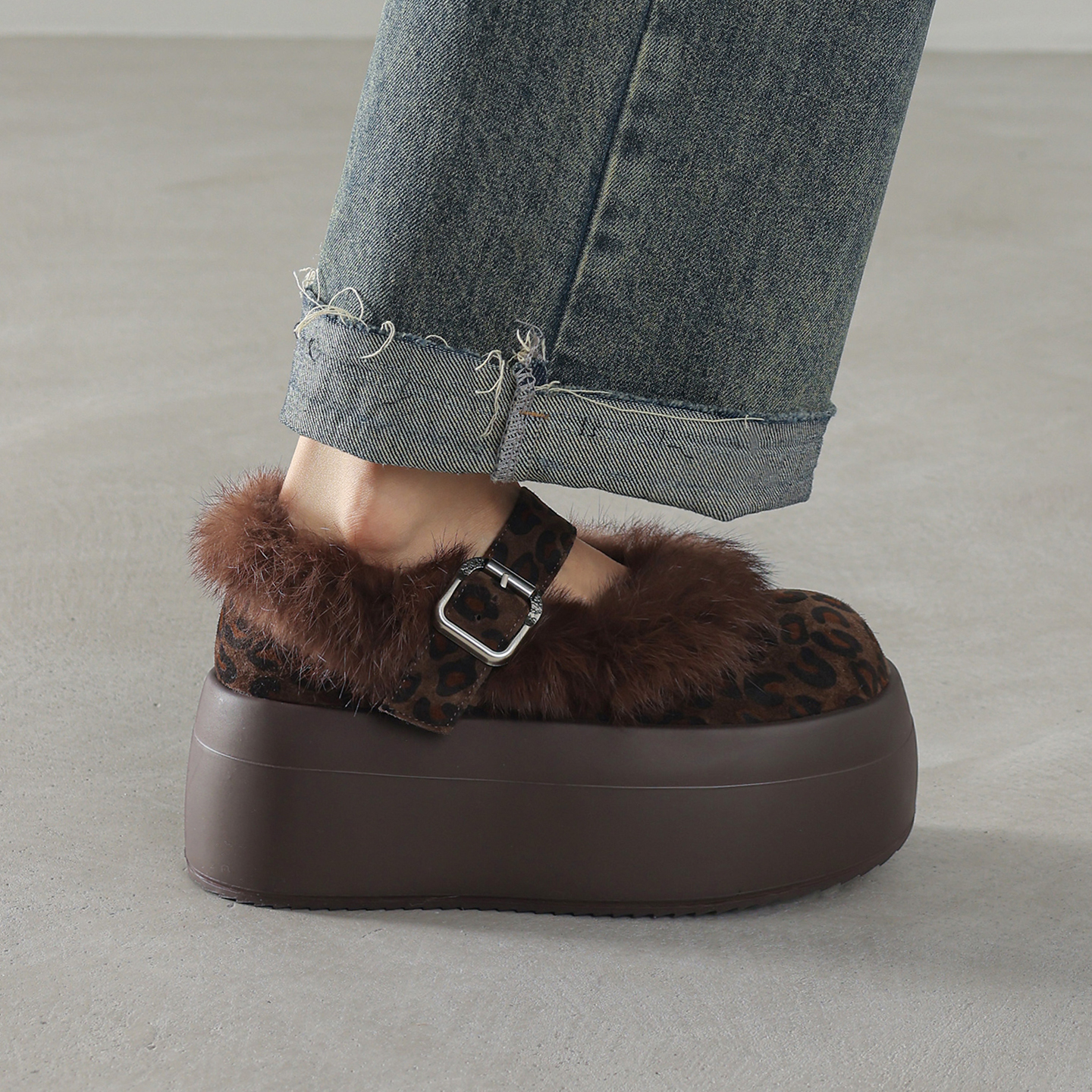 时尚圆头深口拼接一字带毛毛鞋