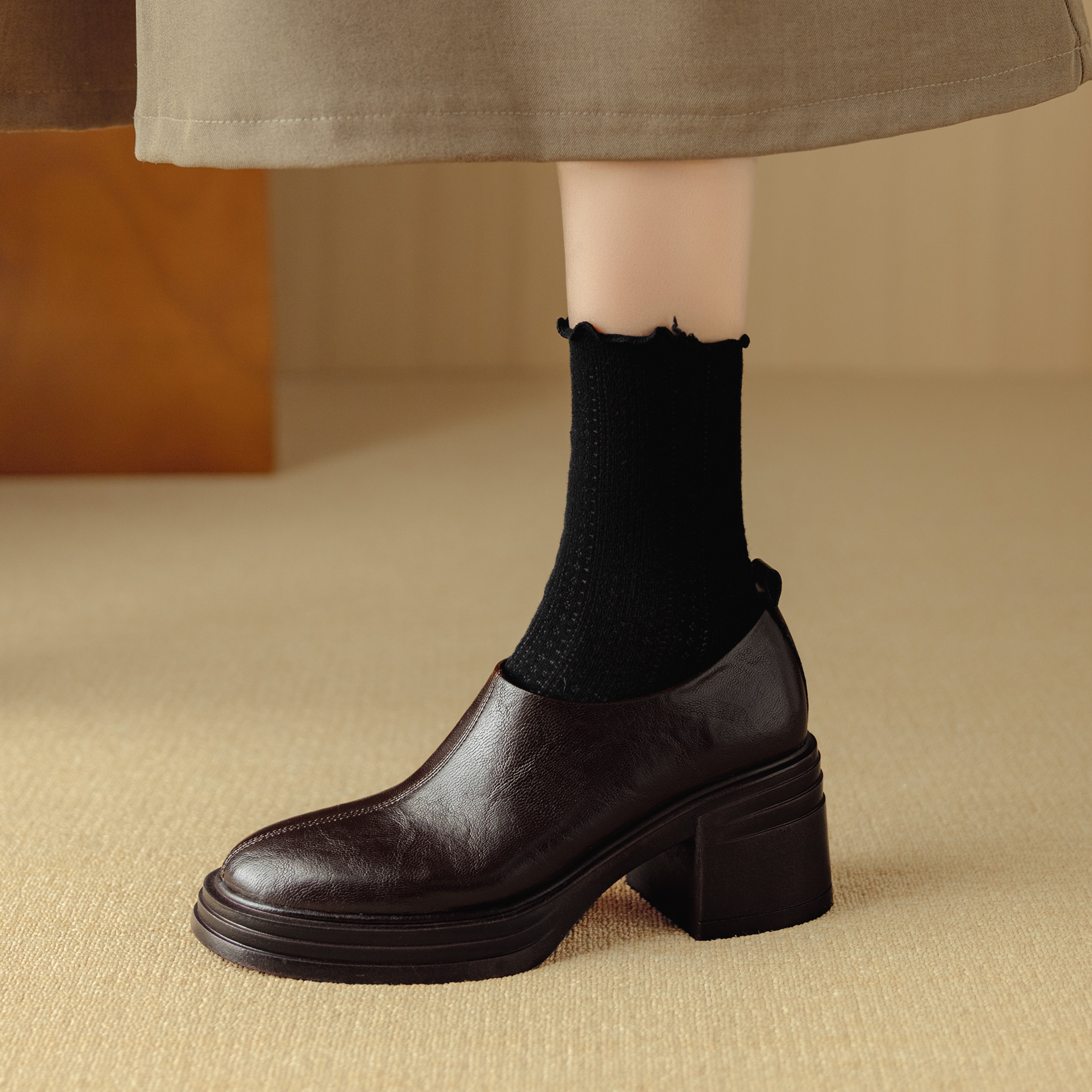 lorem香港 2026春季新款女鞋简约复古百搭粗跟时尚一脚蹬深口单鞋,女鞋,深口单鞋,淘宝优惠券,粉丝福利购,淘宝优惠卷