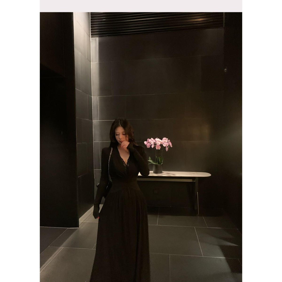 法式复古蕾丝拼接V领白色长袖连衣裙女2025早秋新款性感包臀裙子