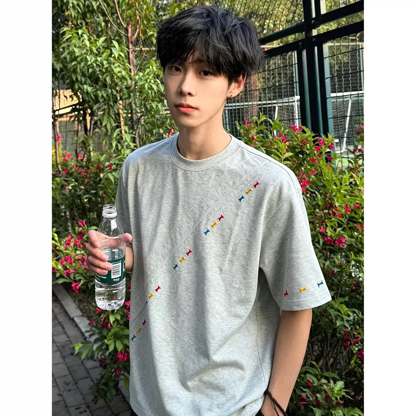 白花灰解构扎染刺绣短袖男夏季斜切设计感正肩t恤小领口重磅半袖