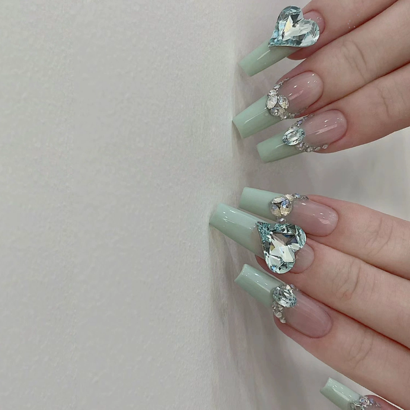 薄荷漫波法式穿戴甲清新绿色爱心闪钻成品美甲贴中梯假指甲片新款