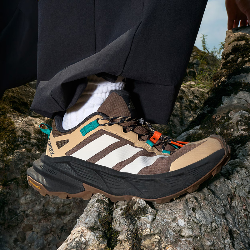 阿迪达斯男款户外徒步鞋