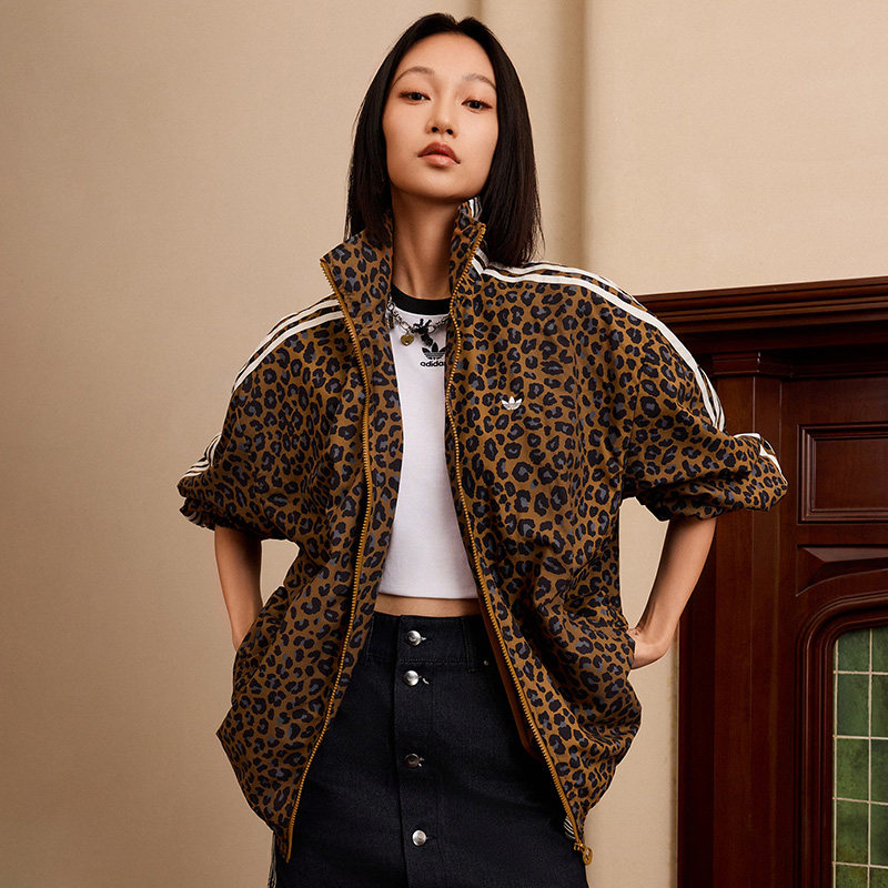 阿迪达斯三叶草女装2026春季新款豹纹印花运动宽松薄外套JW7301