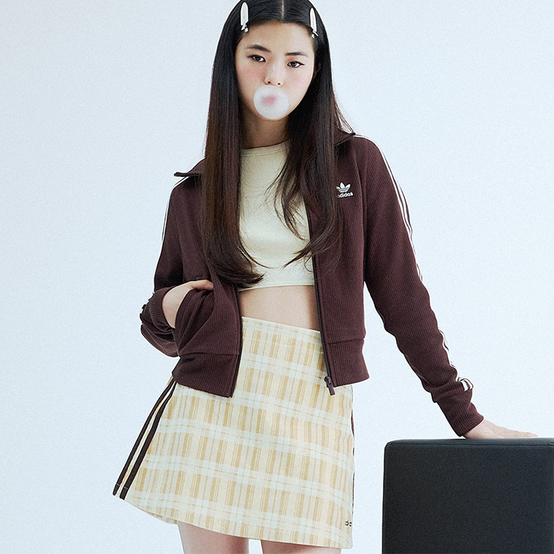 阿迪达斯三叶草女款修身夹克