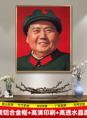 青佑客厅玄关是铝合金框挂画