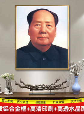 青佑客厅玄关是铝合金框挂画