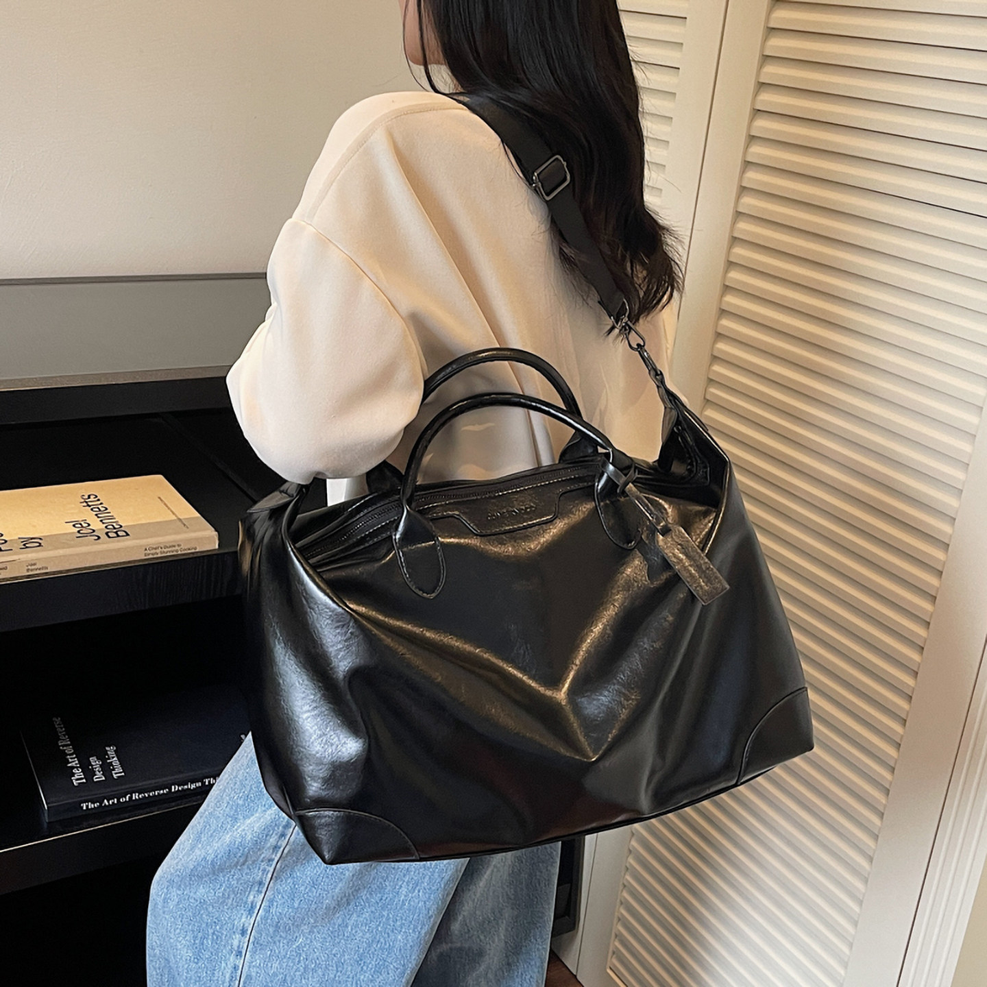 大容量黑色皮质斜挎大包女简约百搭通勤手提包时尚出差单肩旅行包