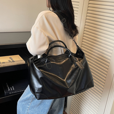 大容量黑色皮质斜挎大包旅行包