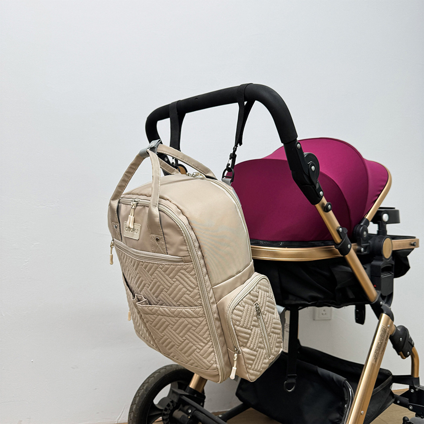 时尚大容量妈咪双肩包女轻便外出旅行通勤包百搭多功能防水手提包