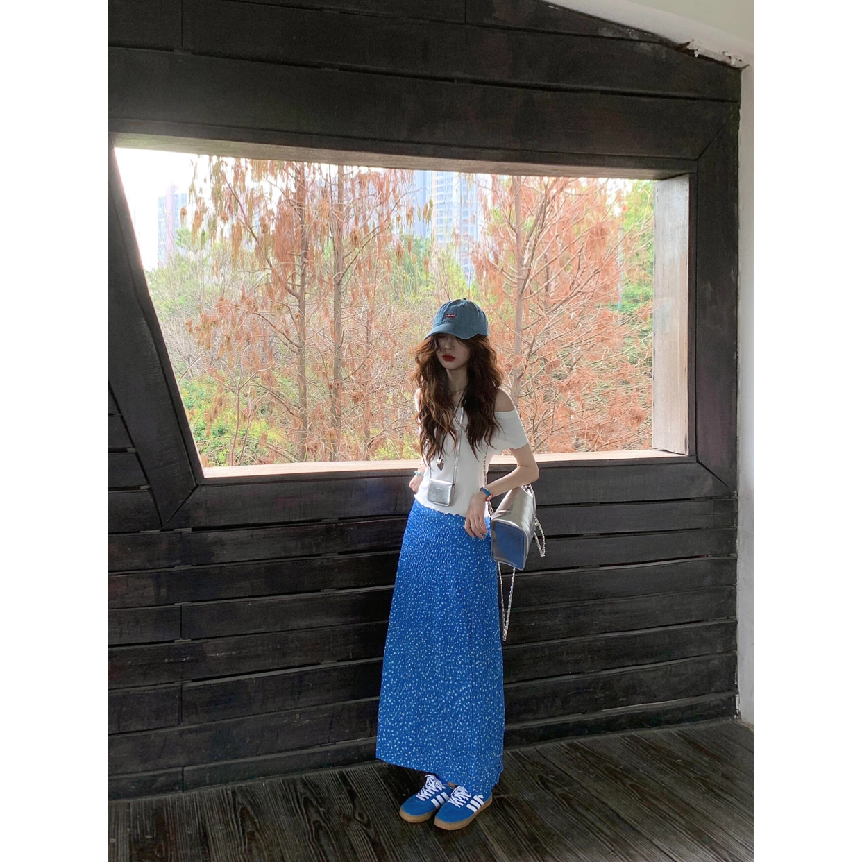 小红书同款设计感套装女花朵修身上衣小清新蓝色碎花包臀开叉半裙