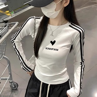 正肩美式设计感长袖t恤女秋季短款修身内搭打底衫潮牌三条杠上衣