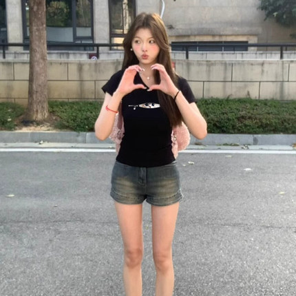美式小众复古印花v领短袖t恤女生正肩夏季绝美设计感修身短款上衣