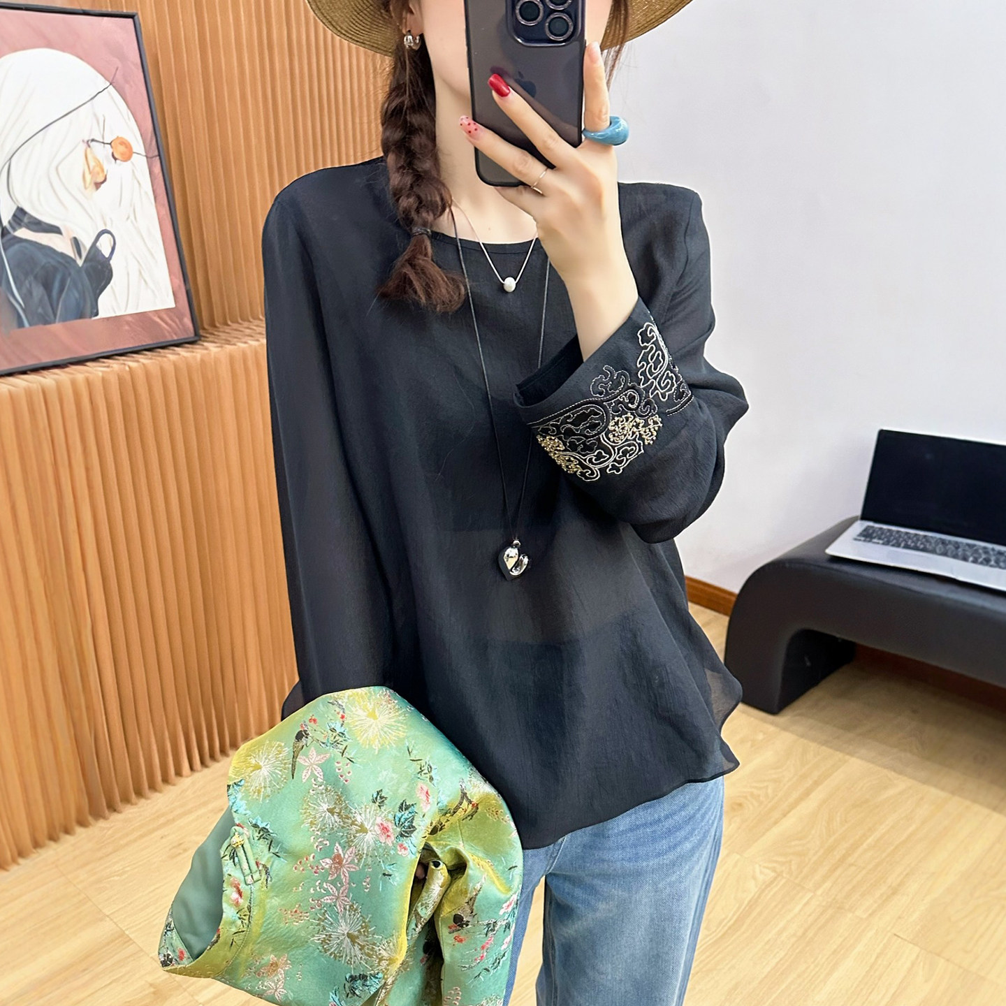 新中式国风刺绣缎面衬衫女欧洲站2026春装新款欧货女装打底小衫潮