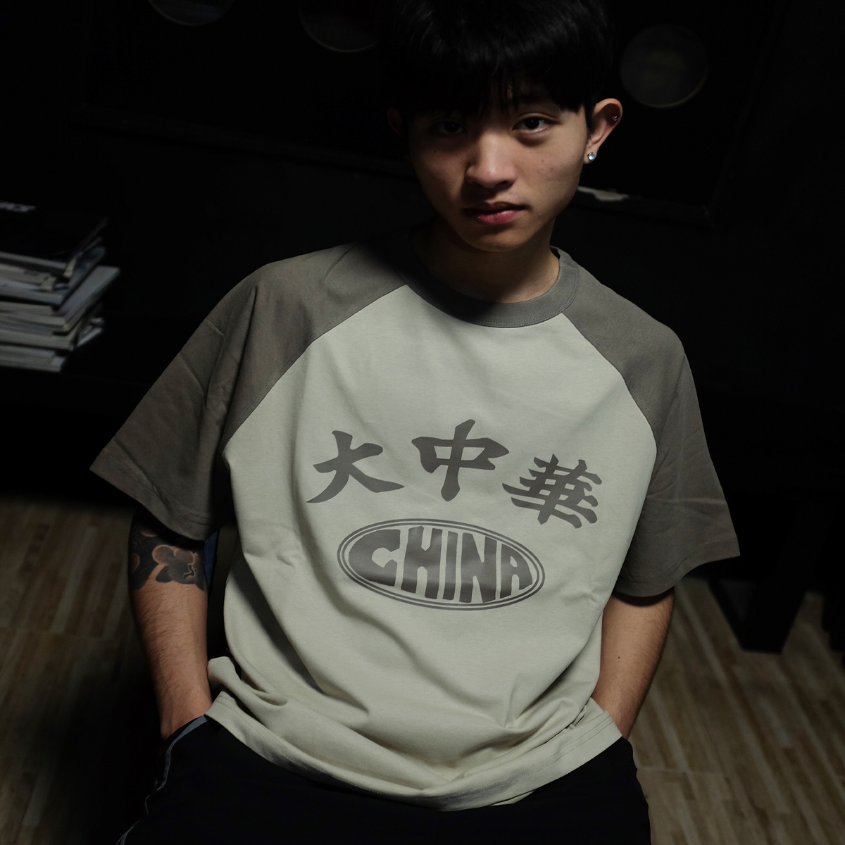 Chiumook 大中华 CHINA 插肩短袖T恤 黑白 棕褐