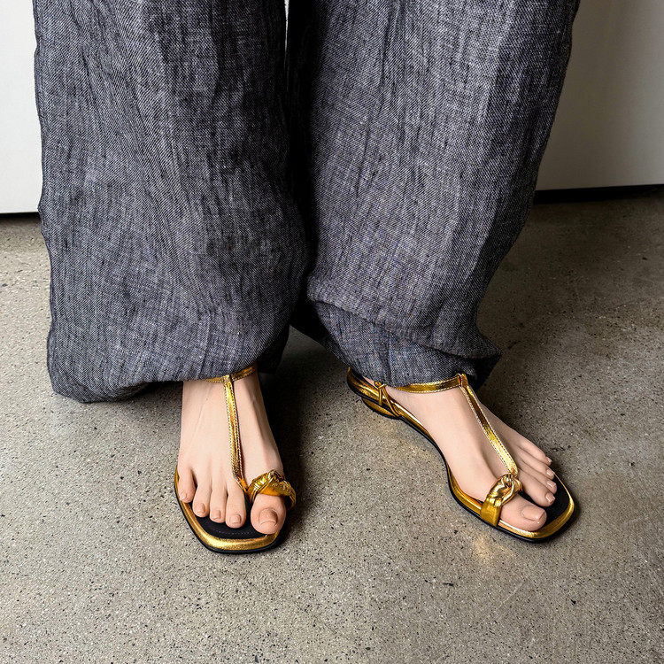2cm金色套趾法式绝美罗马凉鞋女夏外穿时尚高级感2026新款沙滩鞋