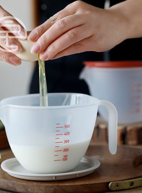 原装正版。日本进口带盖料理碗量杯刻度厨房打蛋碗烘焙家用500ml