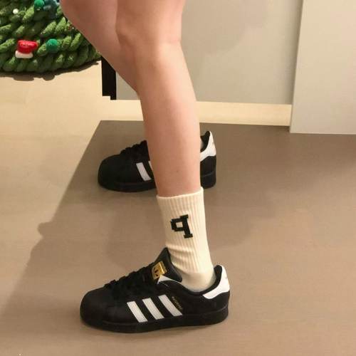 阿迪达斯黑金贝壳头板鞋