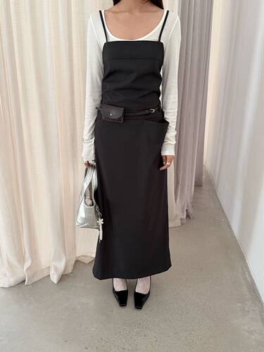 waitmore早春露背纯色吊带西装裙