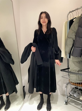 widelia丝绒连衣裙2025年秋冬法式收腰显瘦V领气质赫本风小黑裙女