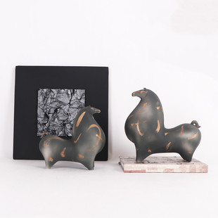 新中式陶瓷黑金马描金马到功成复古创意客厅玄关茶室家居装饰摆件