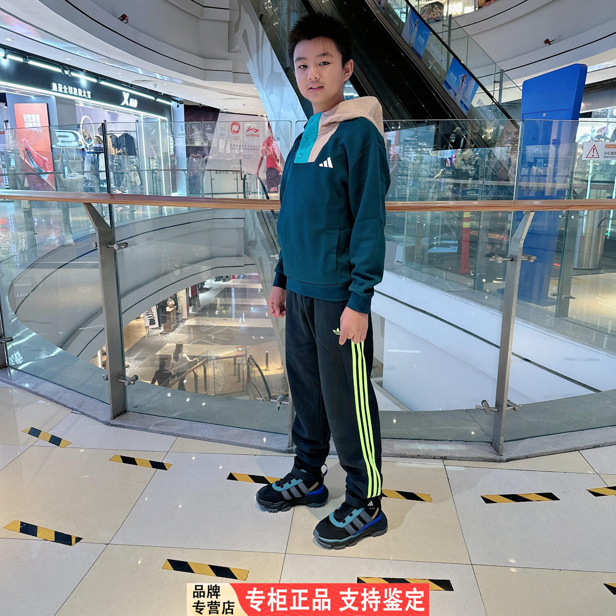 阿迪达斯正品儿童装25秋新款男女大童户外运动长袖连帽卫衣KC0208