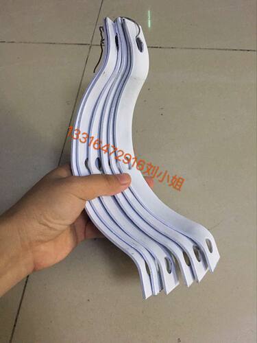 抱圈直径76MM（灯杆用）、100-150MM（电杆用），螺杆自配，材质：镀锌管，壁厚1.1mm，管径50MM，其它规格可定制。抱箍百分百满焊，拒绝拼接，牢固耐用