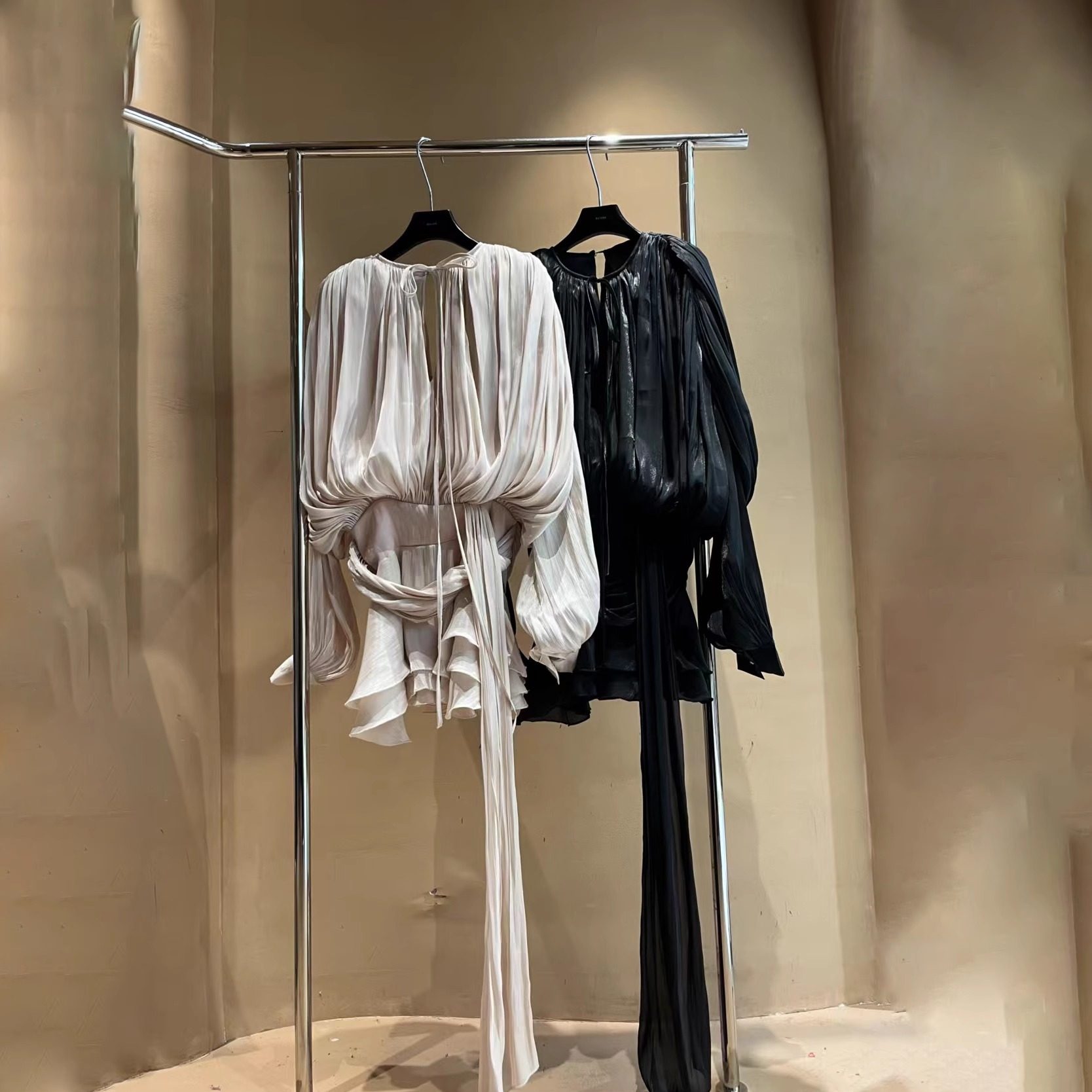 宽松慵懒长袖丝光飘带遮肉修身短款名媛气质新款性感甜辣风连衣裙