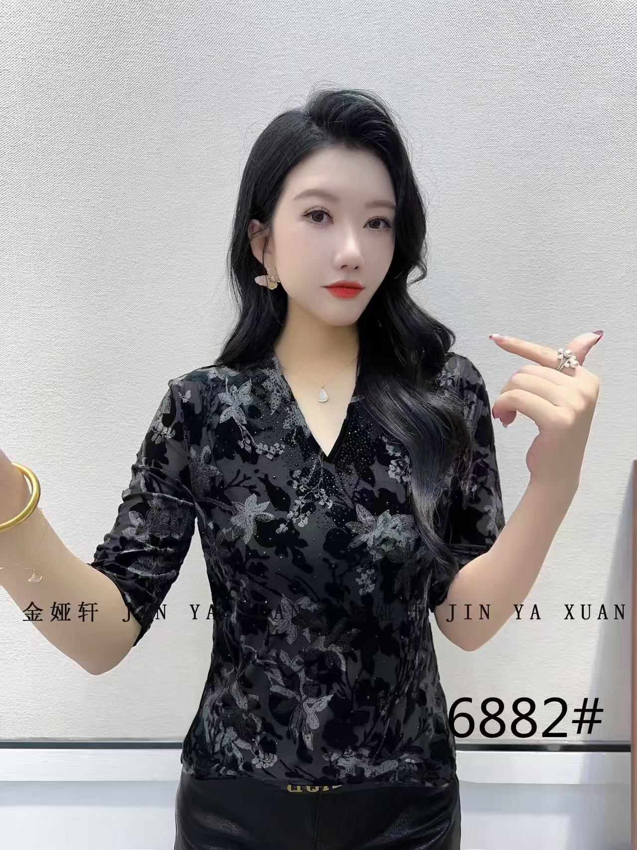 JYX 6882春夏季新款百搭烫钻单层丝绒烧花中袖V领女打底衫