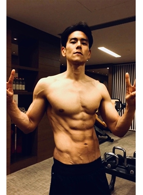 彭于晏海报墙贴肌肉男励志壁纸宿舍卧室房间健身房装饰画明星自粘