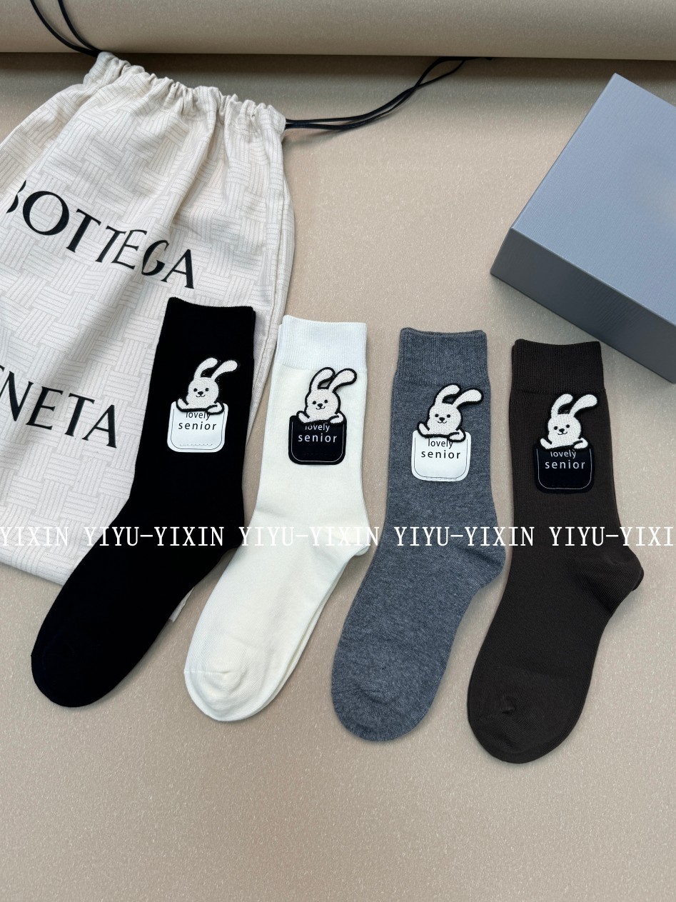 【2双包邮】秋冬卡通小兔立体贴布装饰中筒袜女可爱个性百搭潮袜