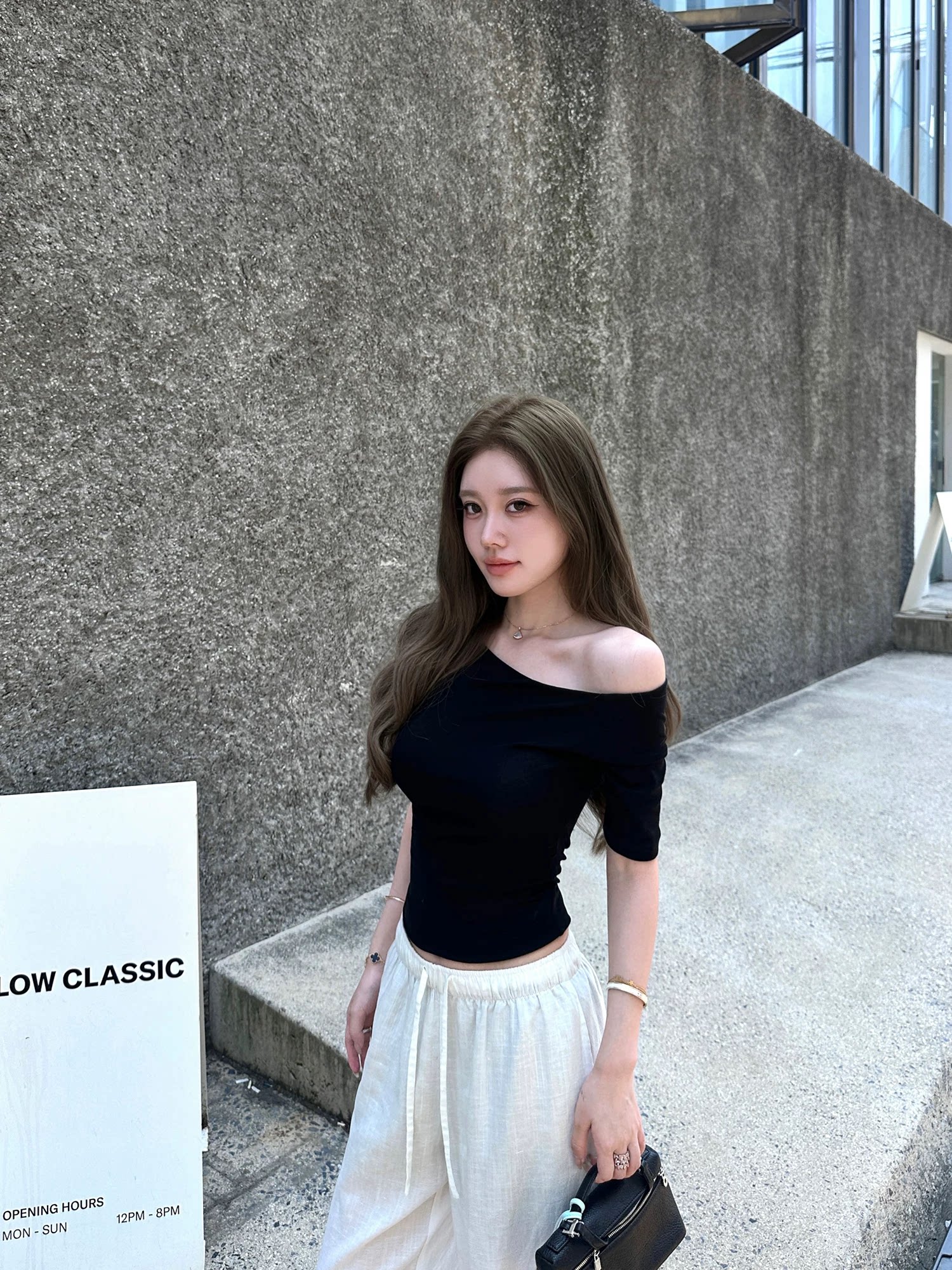 辣妹露肩中袖T恤女夏2026韩版新款设计感斜肩修身上衣