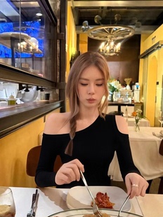 黑色轻奢舒适小众性感斜肩长袖女早秋气质绝美休闲风辣妹百搭上衣