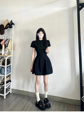 法式黑色连衣裙子女装夏季2025新款高级感收腰显瘦小黑裙蓬蓬短裙