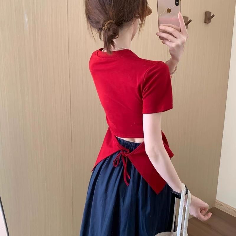 2025新款今年流行的超显白红色后背系带露腰短袖t恤女夏别致上衣