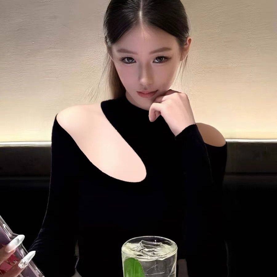 性感风黑色不对称露肩长袖T恤女2025冬轻奢风纯欲风收腰显瘦上衣