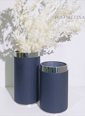 现代轻奢简约不锈钢皮革直筒创意花器样板间透明树脂原创花瓶摆设