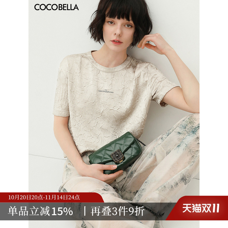 COCOBELLA缎面压褶字母T恤