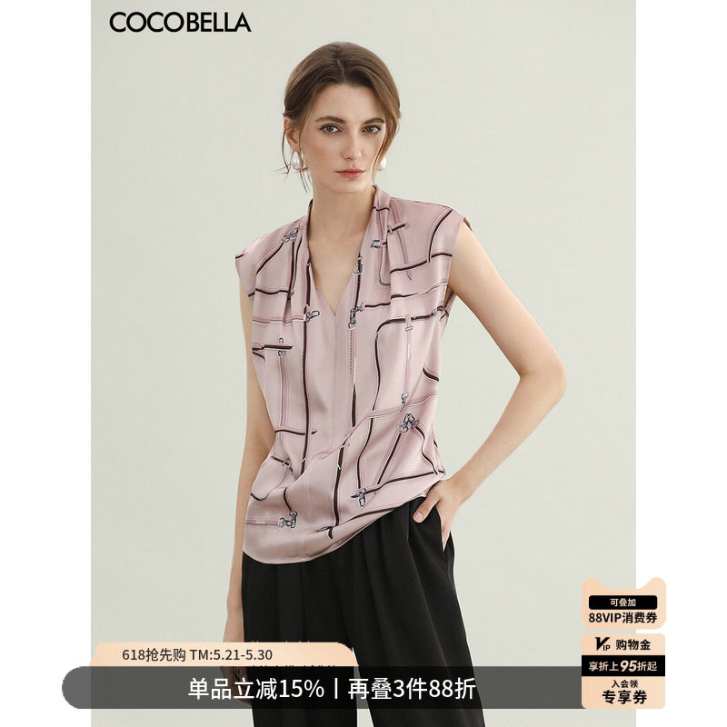 COCOBELLA樱花粉定位印花缎面无袖衬衫女26夏V领捏褶上衣SR3102-3