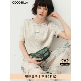 上衣TS632 COCOBELLA光泽感缎面压褶字母T恤女夏宽松休闲圆领短袖