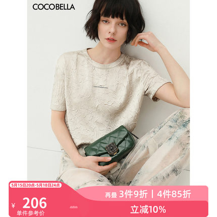 预售COCOBELLA光泽感缎面压褶字母T恤女夏宽松休闲圆领短袖TS632B