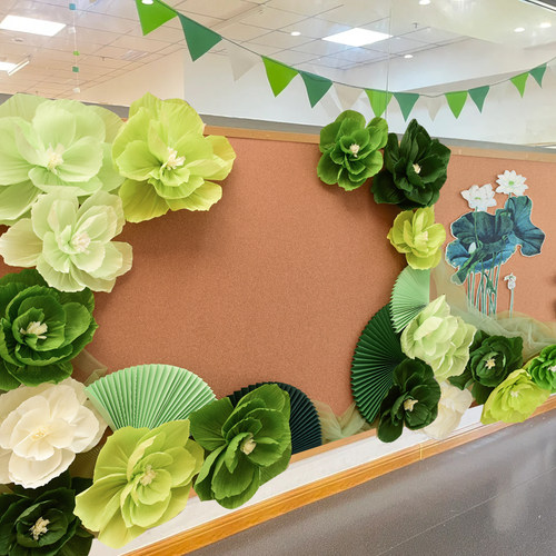幼儿园班级纸花荷花扇花墙面墙饰