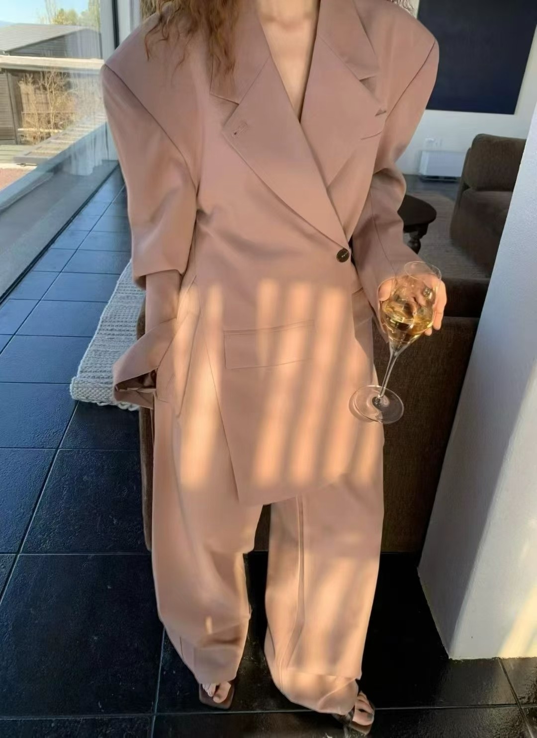 2026早春新款韩系设计感简约侧开衩休闲垫肩休闲西装宽松外套