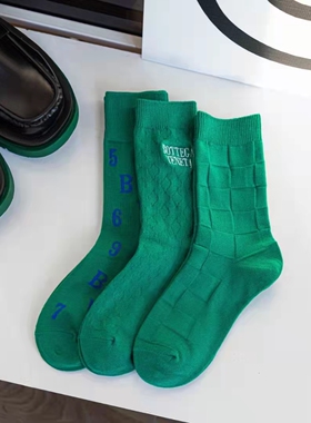 BV家绿色袜子女潮网红款情侣纯色格中筒堆堆袜秋冬配鲨鱼裤的外穿