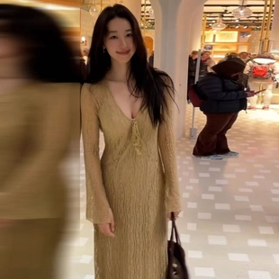 原版 设计感喇叭 面料御姐慵懒松弛感卡其色蕾丝连衣裙秋季