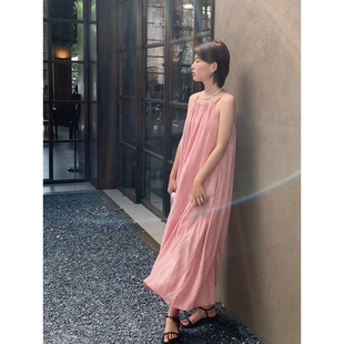 海边度假沙滩连衣裙挂脖设计感小xg裙子 新款 粉色吊带长裙女装 夏季
