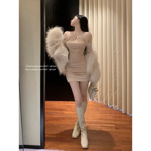 挂脖露肩连衣裙女秋季 纯欲辣妹性感显身材绝美包臀短裙子 2024新款