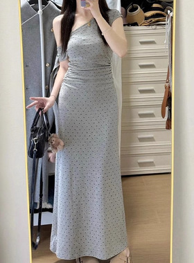 高级感灰色波点斜肩连衣裙子女2025夏季新款辣妹修身包臀气质长裙