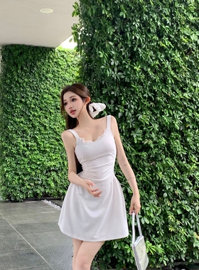 白色蕾丝花边吊带裙女装夏季法式气质褶皱收腰显瘦A字无袖短裙子