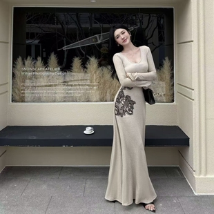 新中式 长裙 气质拼接蕾丝V领连衣裙针织2025秋冬收腰修身