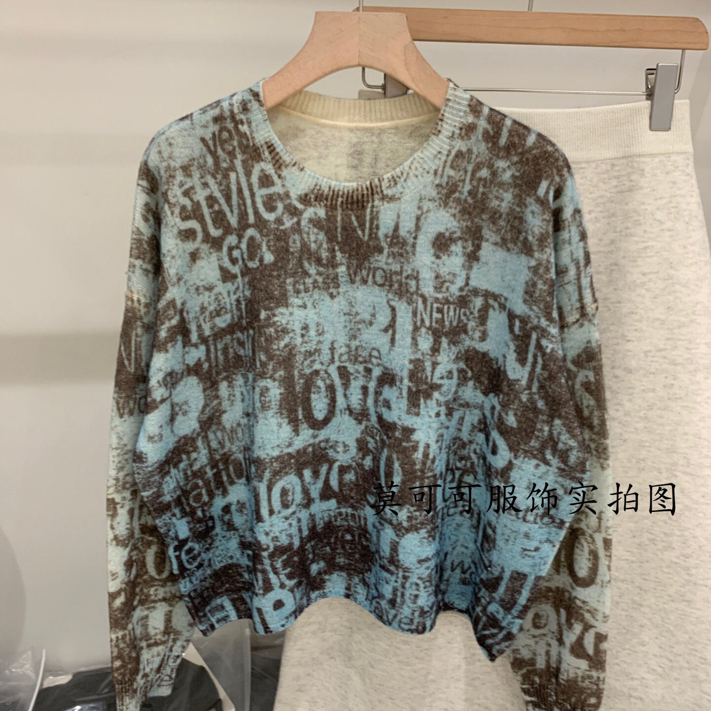 100%羊毛晕染字母女长袖针织衫